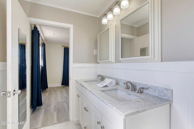 Building Photo - 3041 N Oleander Ave