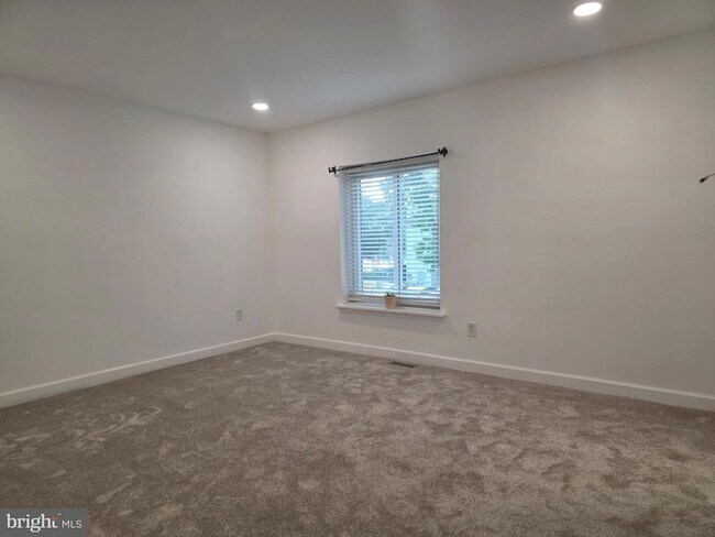 Building Photo - 251 Fir Tree Ct