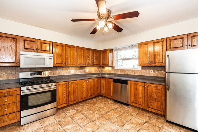 Building Photo - Spacious 4-Bed, 2.5-Bath Split-Level Home
