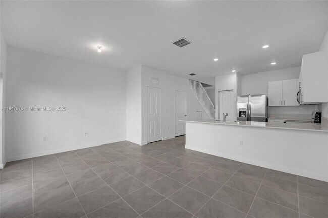Building Photo - 2858 SE 25th Ave