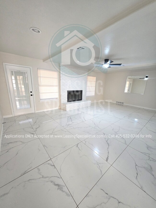 Building Photo - Spacious Village 3 Bed 2 Bath Home!