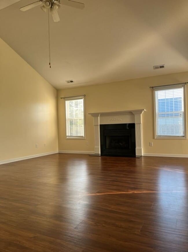 Building Photo - Three Bedroom Two Bath Home with Frog