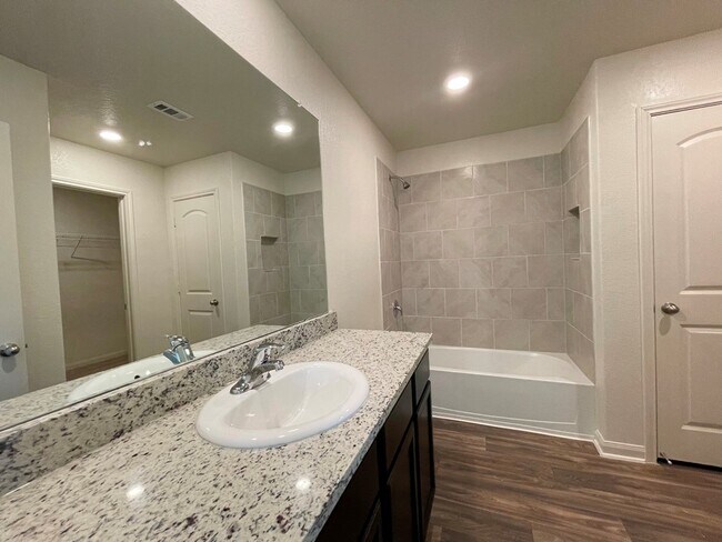 Building Photo - 313 Cres Park Dr