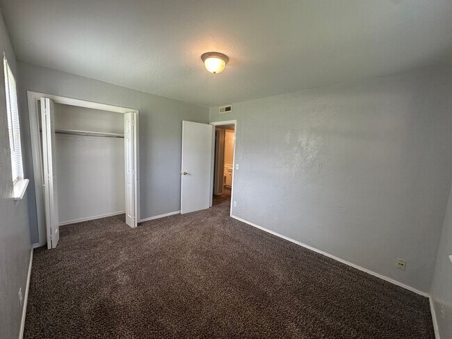 Building Photo - 4844 Woodview Dr