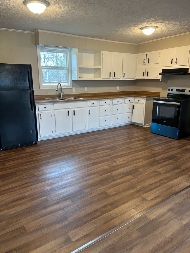 Building Photo - 807 Salmon Rd