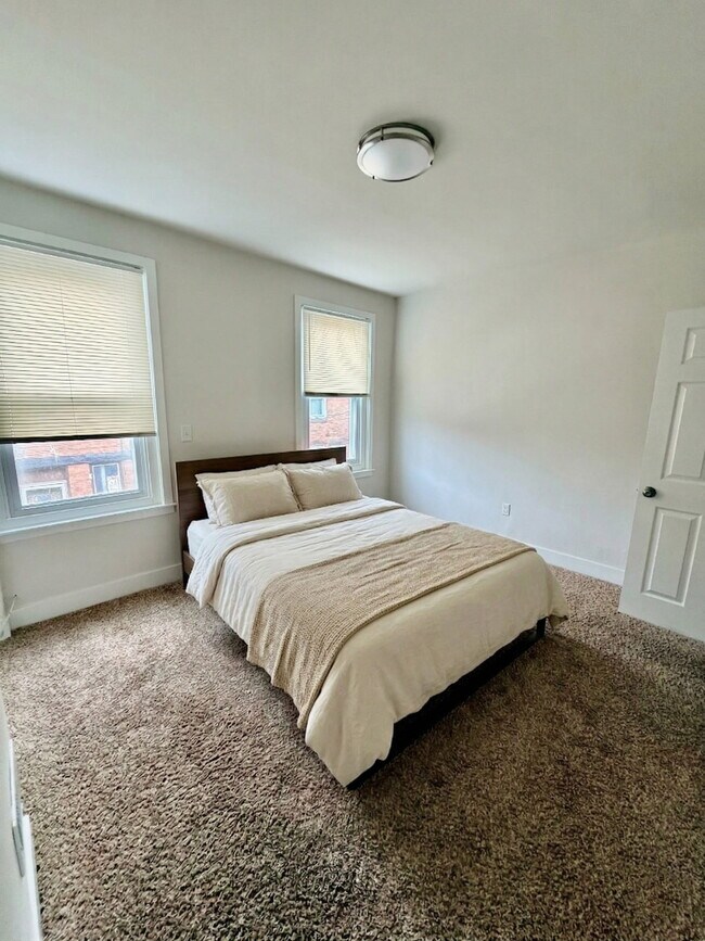 Building Photo - 2060 E Lippincott St