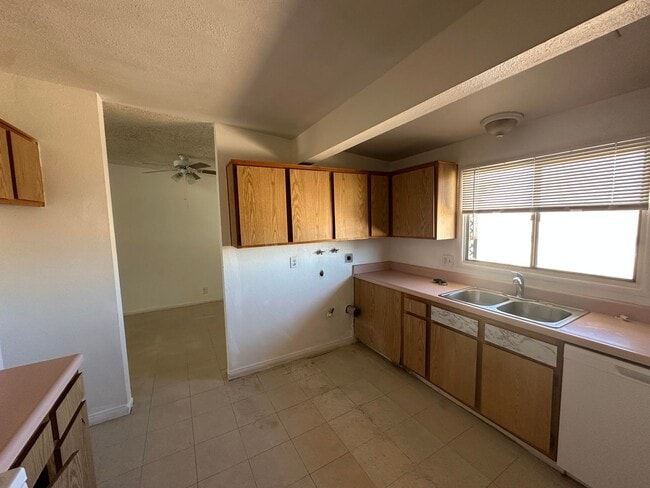 Building Photo - Adorable Apartment
