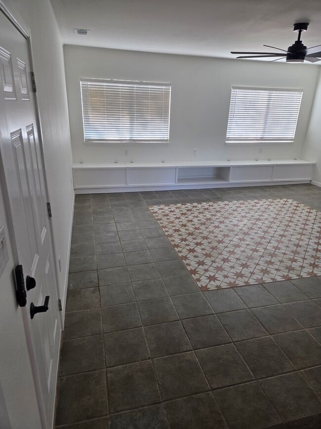 Building Photo - Travis Heights