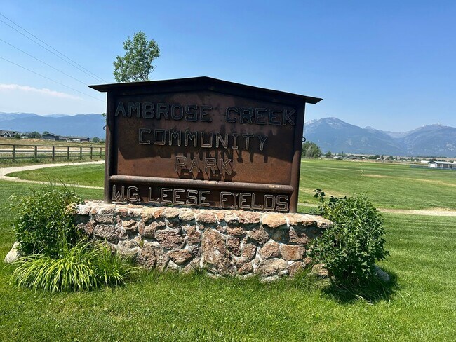 Building Photo - Beautiful Home in Rural Setting