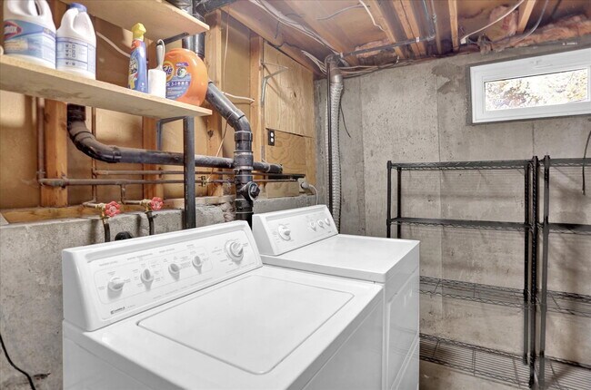 Building Photo - "Spacious 4-Bedroom Haven with 3 Full Baths in Aurora's Heart – 2068 Sq Ft of Comfort!"