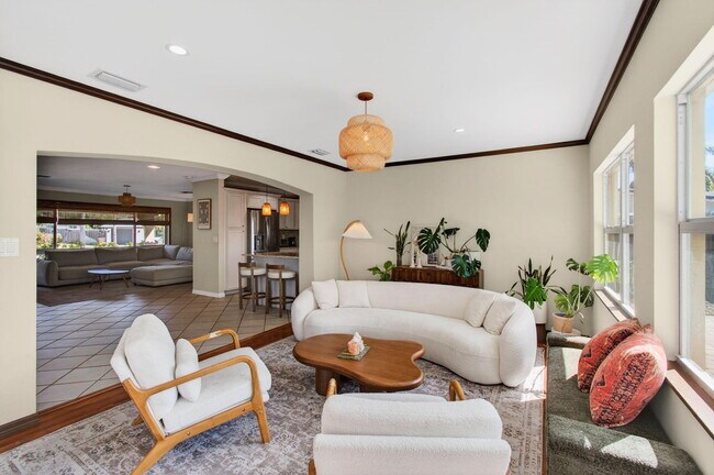 Building Photo - 301 SE 8th Ave