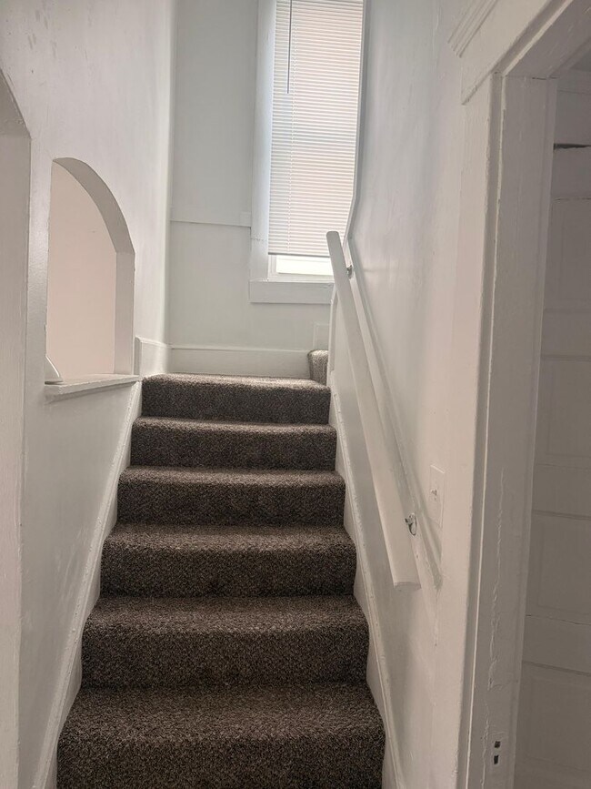 Building Photo - 10817 Hull Ave