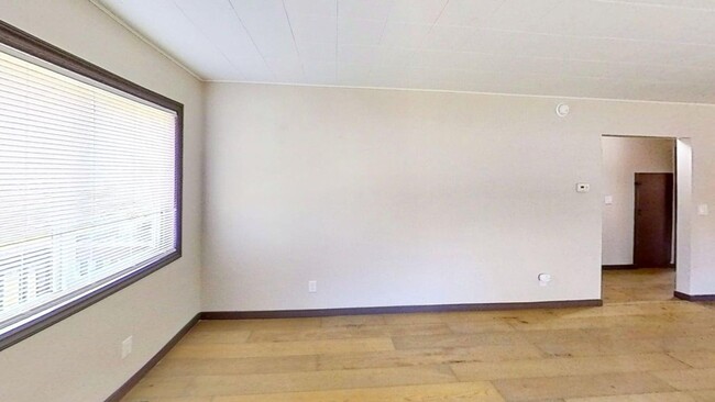 Building Photo - 6 Bedroom Home for Rent