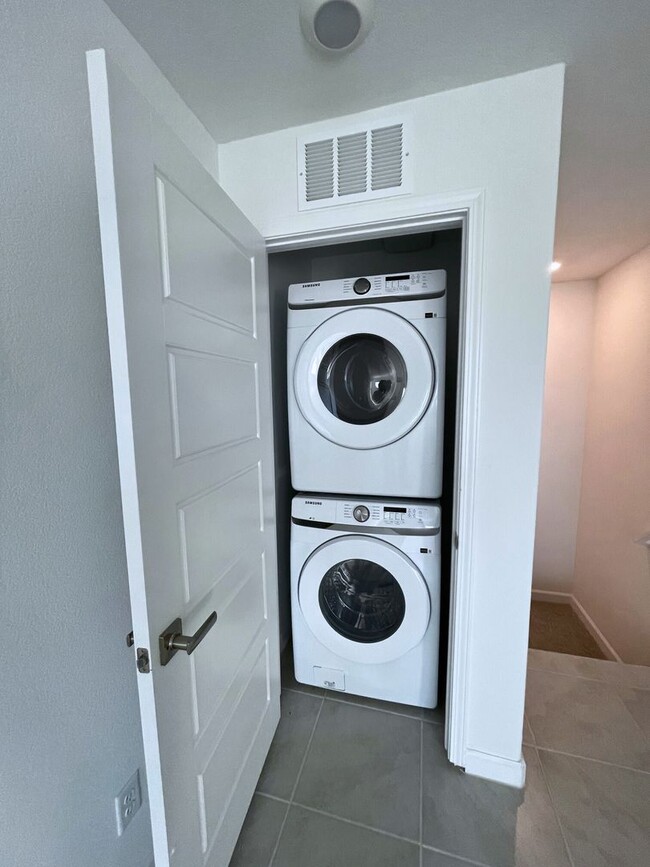 Building Photo - Now Leasing – Brand-New Townhome in Herita...