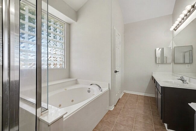 Building Photo - 809 Hallmark Oak St