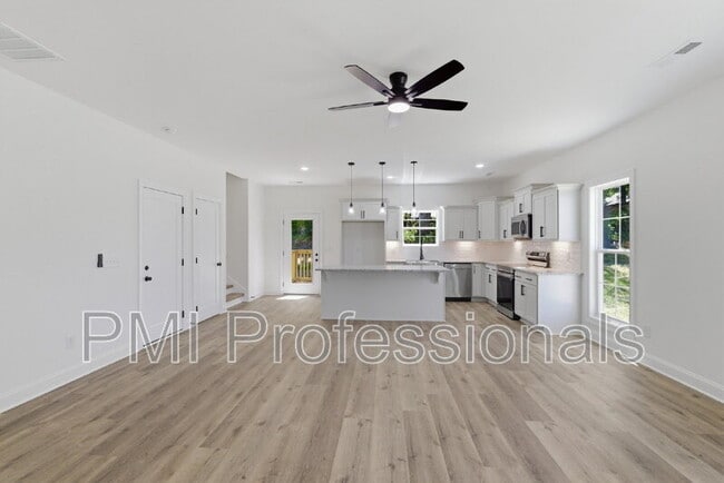 Building Photo - 408 Legends Court
