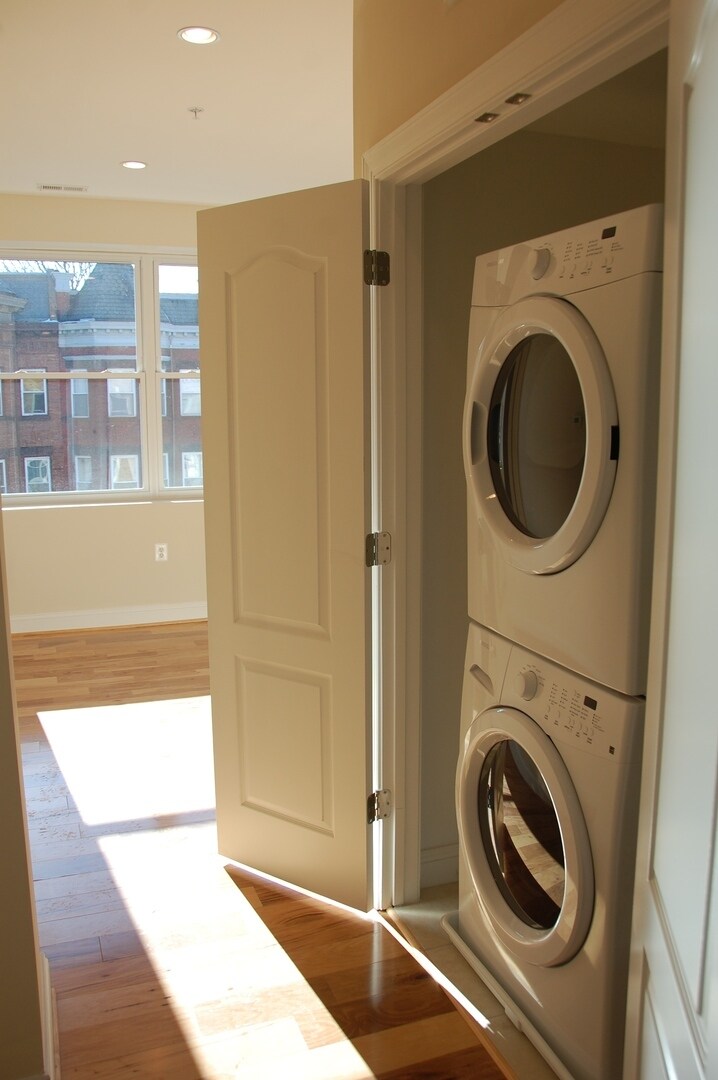 Building Photo - 1319 Park Rd NW