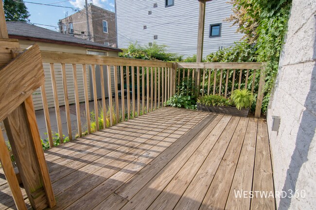 Building Photo - 954 N Honore St