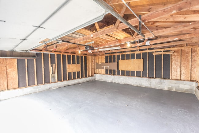 Building Photo - 3 Bedroom 1 Bathroom with Bonus Room