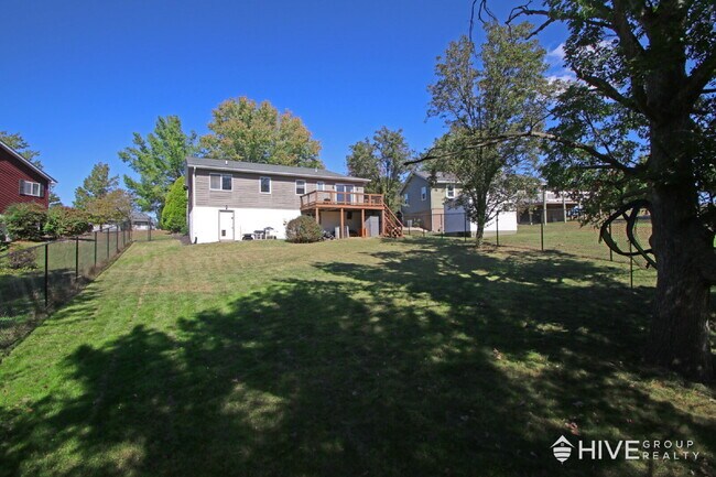 Building Photo - Bright and Spacious Home with a Fantastic Layout and Outdoor Space
