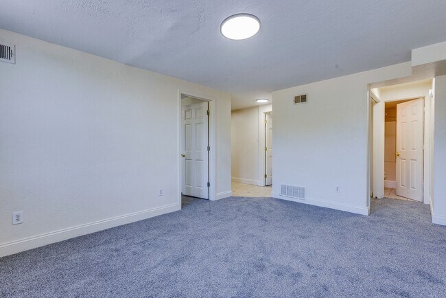 Building Photo - 182 W Warrington Ave