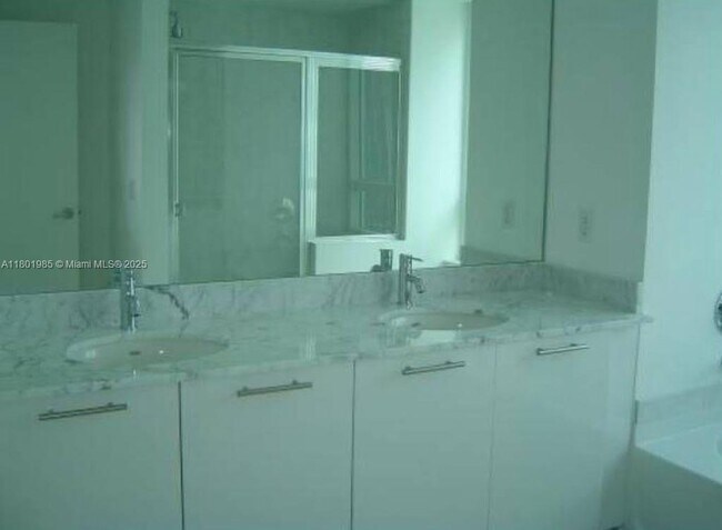 Building Photo - 950 Brickell Bay Dr