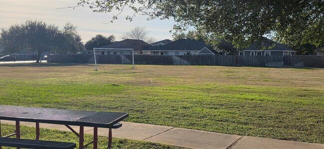 Building Photo - 204 Quail Hollow Dr