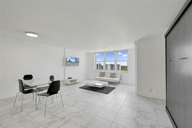 Building Photo - 3015 N Ocean Blvd