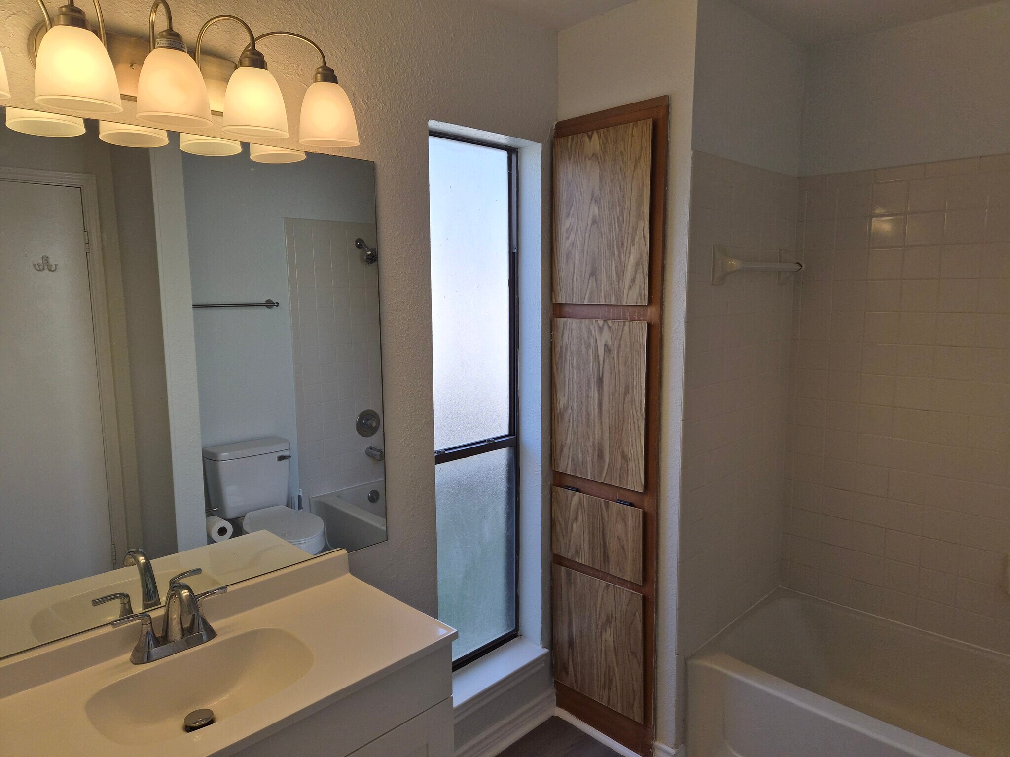 Building Photo - 915 Hyridge St