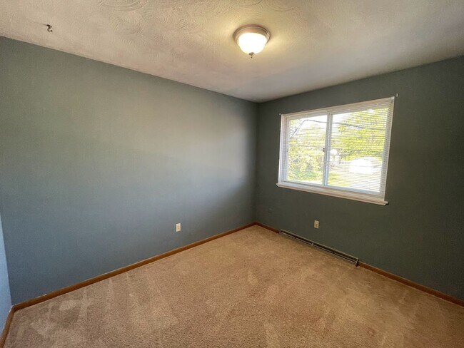 Building Photo - Two bedroom one bathroom apartment for rent