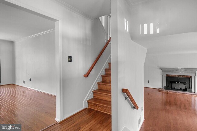 Building Photo - Serene Lake Ridge Retreat: Spacious Living and Natural Beauty