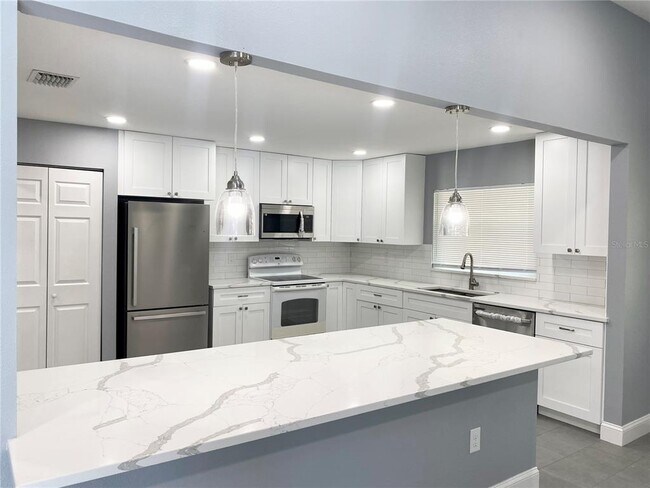 Building Photo - 8433 Somerset Dr