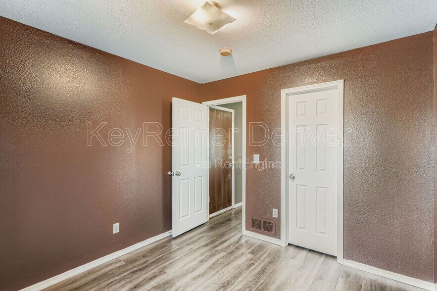 Building Photo - 2900 W 65th Ave