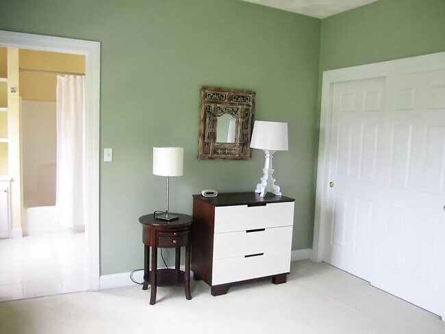 Building Photo - Spectacular 4 bedroom, 4,500 sq ft Single ...