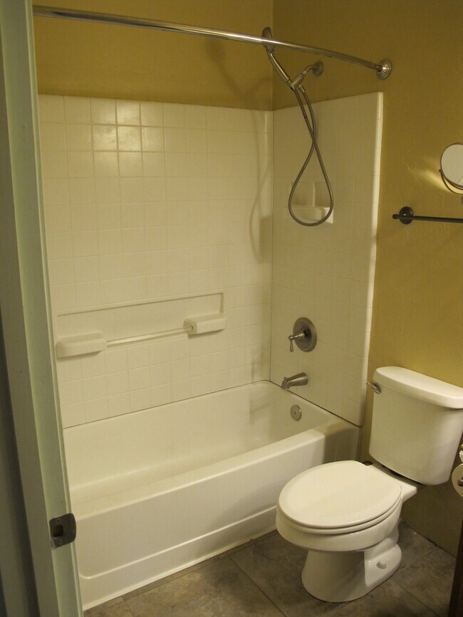 Building Photo - 1305 E Linden St