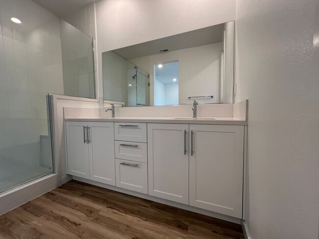 Building Photo - Gorgeous *BRAND NEW* Townhome in Midtown V...