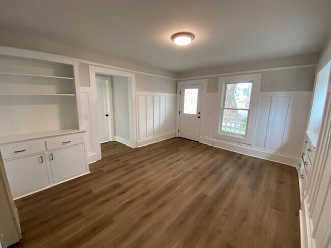 Building Photo - 542 Pine Ave