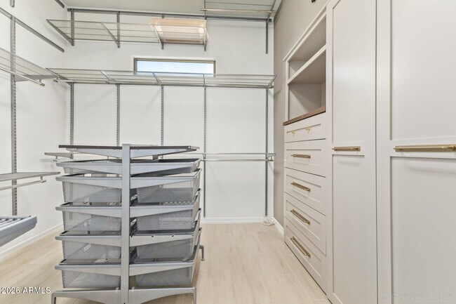 Building Photo - 326 W Loma Ln