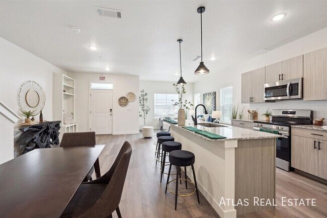 Building Photo - 633 Leland Aly