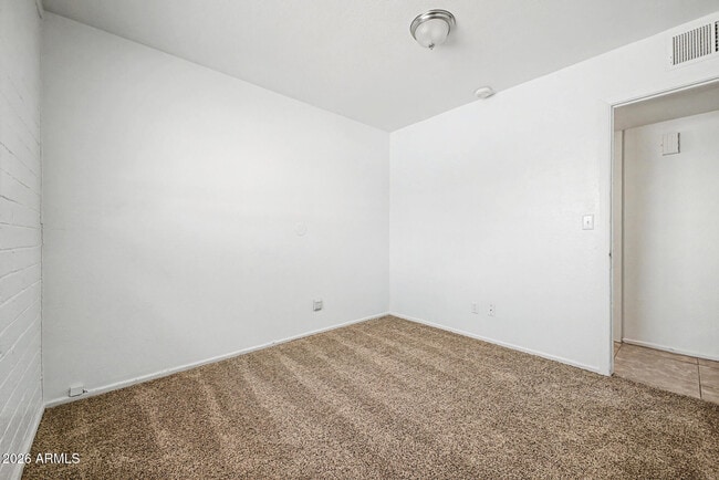 Building Photo - 1319 W Tulip Pl