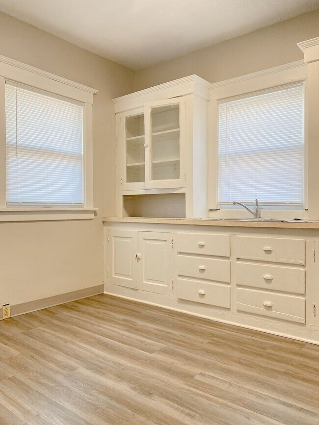 Building Photo - 2436 Laurel Ave N