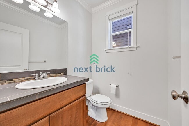 Building Photo - A spacious 4-bedroom+ 2 dens +Bonus Room a...