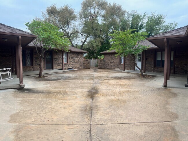 Building Photo - 634 N Caddy Ln