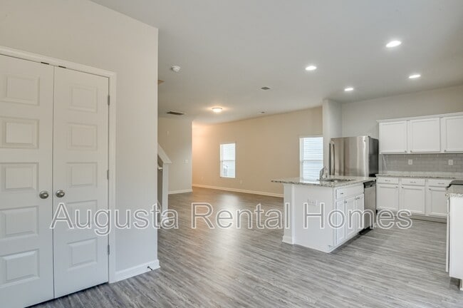 Building Photo - 301 Claudia Dr