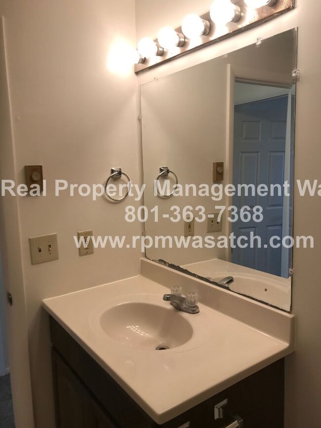 Building Photo - Check out This Cute 2 Bedroom 1 Bath SLC Condo!