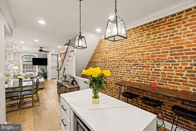 Building Photo - 443 S Robinson St