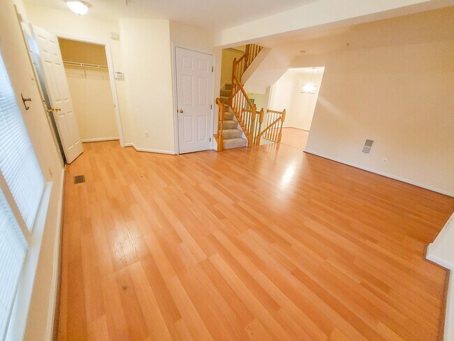Building Photo - Charming and Updated 3BR/2.5BTH townhome in desirable Germantown, MD