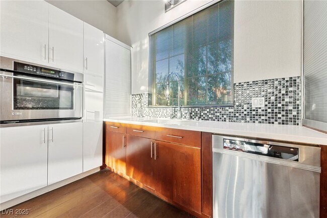 Building Photo - 5691 Deer Creek Falls Ct