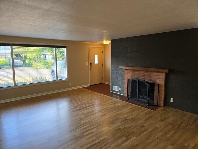 Building Photo - 3 Bedroom Home in a Flourishing Garden Property