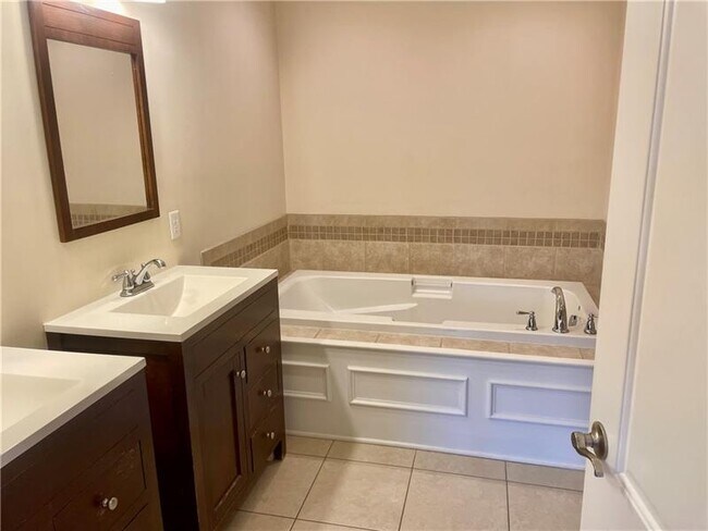 Building Photo - 112 Hidden Springs Dr